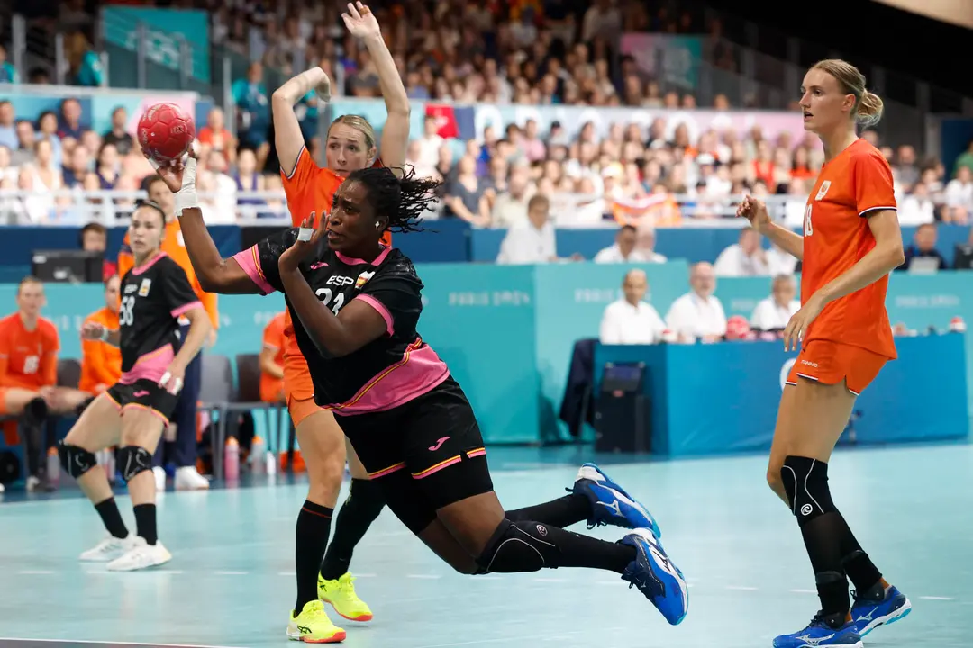 La jugadora de la selecci&oacute;n espa&ntilde;ola de balonmano Kaba Gassama (c) tira a puerta en presencia de Kelly Dulfer (d), de Pa&iacute;ses Bajos, durante el partido de balonmano entre Espa&ntilde;a y Pa&iacute;ses Bajos en los Juegos Ol&iacute;mpicos Par&iacute;s 2024, este martes, en Par&iacute;s, Francia. EFE/ Miguel To&ntilde;a