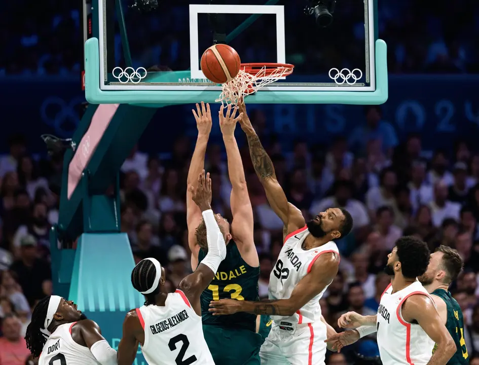 El jugador de Canad&aacute; Khem Birch of Canada (3-d) en acci&oacute;n ante Jock Landale de Australia (3-I) durante el partido del grupo A que han jugado Australia y Canada en the Paris 2024. EFE/EPA/ALEX PLAVEVSKI