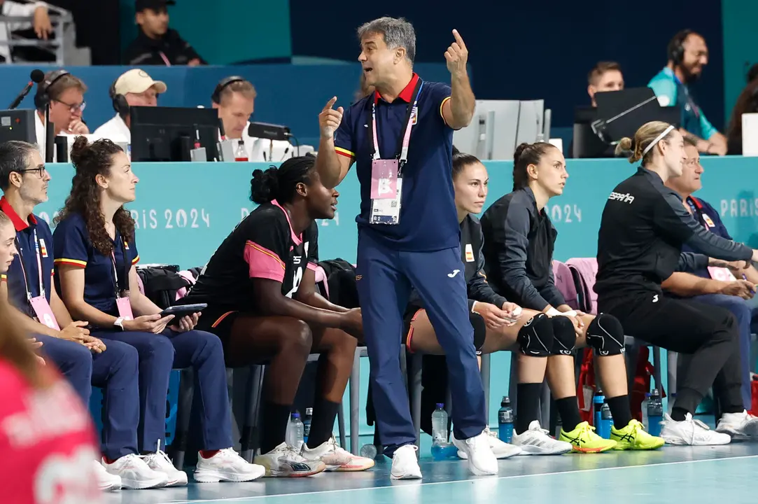 El seleccionador espa&ntilde;ol de balonmano Ambros Mart&iacute;n durante el partido de balonmano entre Espa&ntilde;a y Pa&iacute;ses Bajos en los Juegos Ol&iacute;mpicos Par&iacute;s 2024, este martes, en Par&iacute;s, Francia. EFE/ Miguel To&ntilde;a