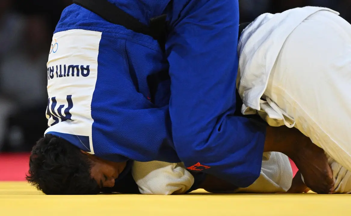 La judoca mexicana Prisca Awiti Alcaraz (azul) durante su combate con la croata Katarina Kristo en Los Campos de Marte, Par&iacute;s, Francia. EFE/EPA/CAROLINE BLUMBERG