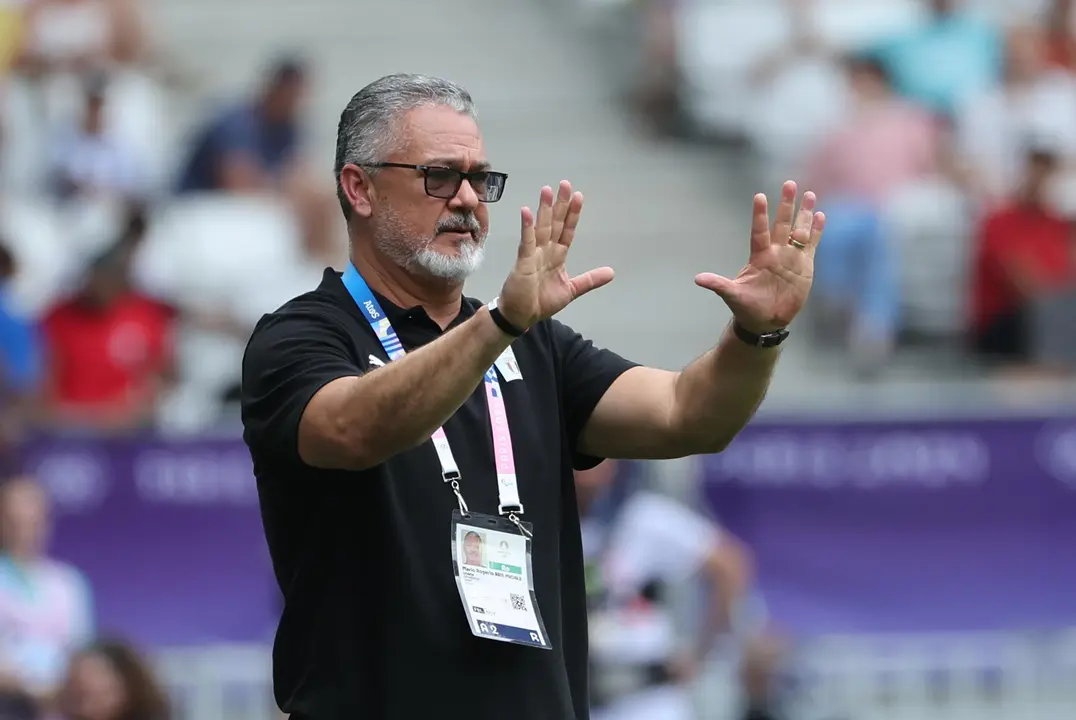 El entrenador del equipo egipcio, el brasile&ntilde;o Rog&eacute;rio Micale (c), da instrucciones a sus jugadores contra Espa&ntilde;a durante un partido del Grupo C de f&uacute;tbol masculino de los Juegos Ol&iacute;mpicos de Par&iacute;s 2024, en el Estadio de Burdeos (Francia) este martes. EFE/ Kiko Huesca