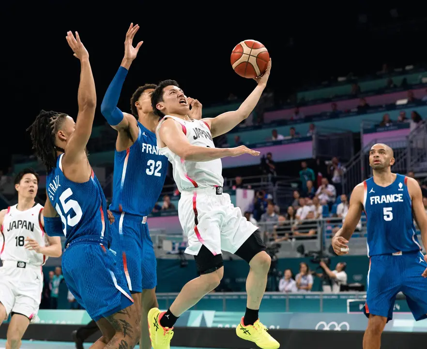 El japon&eacute;s Yuki Kawamura (2-d) en acci&oacute;n ante el franc&eacute;s Victor Wembanyama en el Pierre Mauroy Stadium en Villeneuve-d'Ascq, Francia. EFE/EPA/ALEX PLAVEVSKI