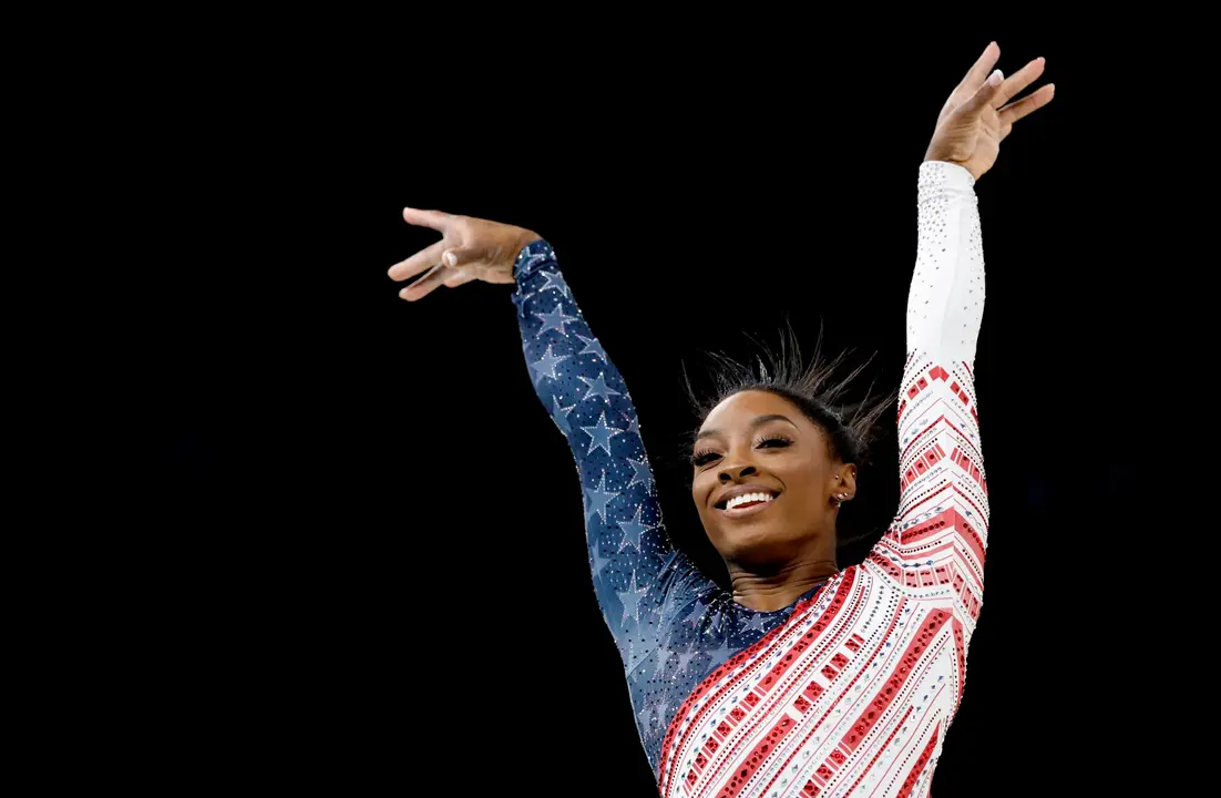 El equipo de Estados Unidos, impulsado por Simone Biles, logr&oacute; este martes la medalla de oro por equipos de gimnasia art&iacute;stica en el Bercy Arena in Paris, Francia. EFE/EPA/CAROLINE BREHMAN