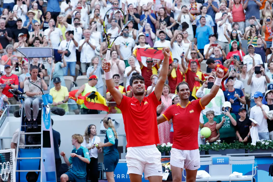 Los tenistas espa&ntilde;oles Rafa Nadal (d) y Carlos Alcaraz celebran su victoria ante la pareja de Pa&iacute;ses Bajos compuesta por Wesley Koolhof y Tallon Griekspoor este martes, durante el partido de segunda ronda de dobles masculino de tenis, parte de los Juegos Ol&iacute;mpicos de Par&iacute;s 2024, en la capital francesa. EFE/ Juanjo Mart&iacute;n