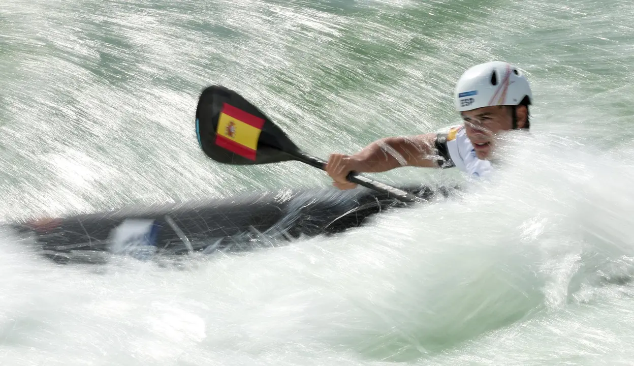 El espa&ntilde;ol Pau Echaniz en acci&oacute;n durante la prueba de pirag&uuml;ismo, eslalon en k1 de los Juegos Ol&iacute;mpicos Francia 2024, este martes en el estadio n&aacute;utico de Vaires-Sur-Marne. EFE/ALI HAIDER