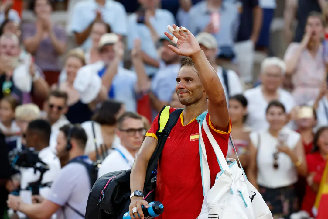 El tenista espa&ntilde;ol Rafa Nadal saluda tras la victoria ante la pareja de Pa&iacute;ses Bajos compuesta por Wesley Koolhof y Tallon Griekspoor este martes, durante el partido de segunda ronda de dobles masculino de tenis, parte de los Juegos Ol&iacute;mpicos de Par&iacute;s 2024, en la capital francesa. EFE/ Juanjo Mart&iacute;n