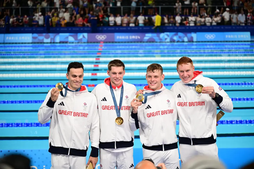 Los campeones ol&iacute;mpicos, los brit&aacute;nicos (de i a d) James Guy, Duncan Scott, Matthew Richards, y Tom Dean pposan tras la carrera de los 4x200m estilo libre en los Juegos de Par&iacute;s.EFE/EPA/CHRISTIAN BRUNA