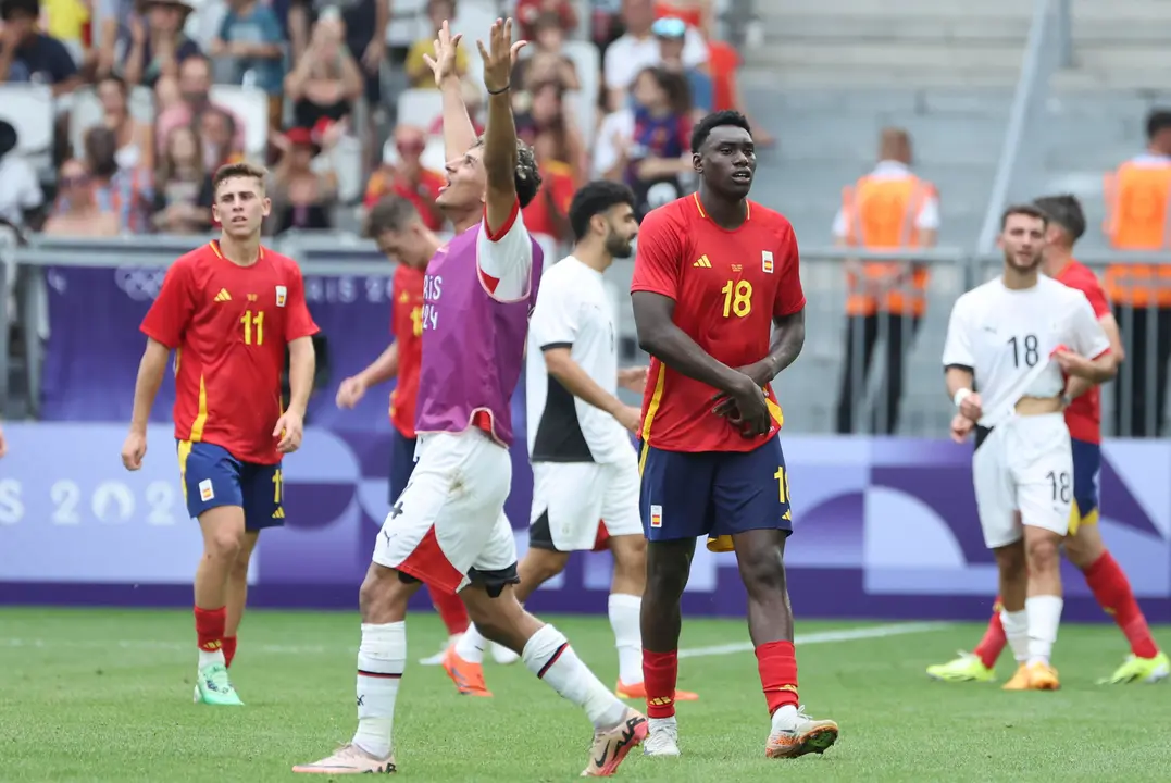 El futbolista espa&ntilde;ol Samuel Omorodion (c) tras el partido del Grupo C de f&uacute;tbol masculino de los Juegos Ol&iacute;mpicos de Par&iacute;s 2024 en el Estadio de Burdeos (Francia). EFE/ Kiko Huesca