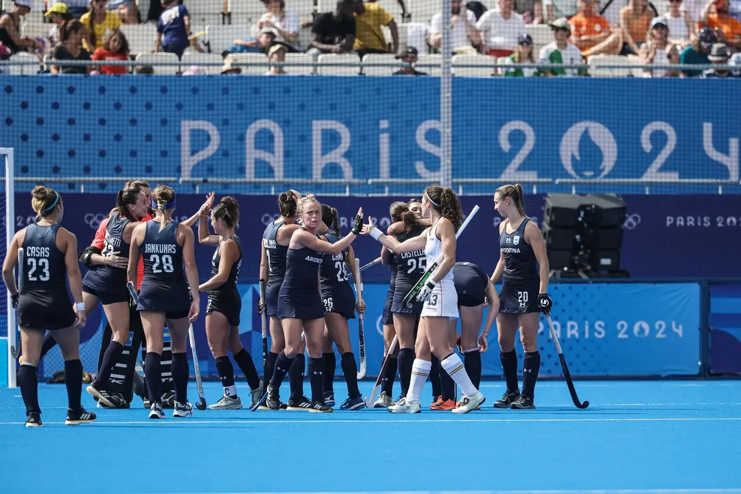 Las jugadoras de Argentina celebran su victoria sobre Espa&ntilde;a. EFE/EPA/CHRISTOPHE PETIT TESSON