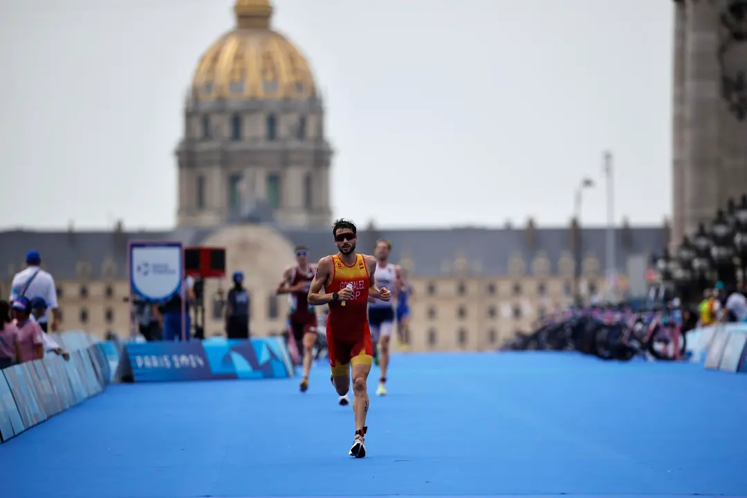 El espa&ntilde;ol Alberto Gonzalez compite en el triatl&oacute;n masculino. EFE/EPA/TOLGA AKMEN