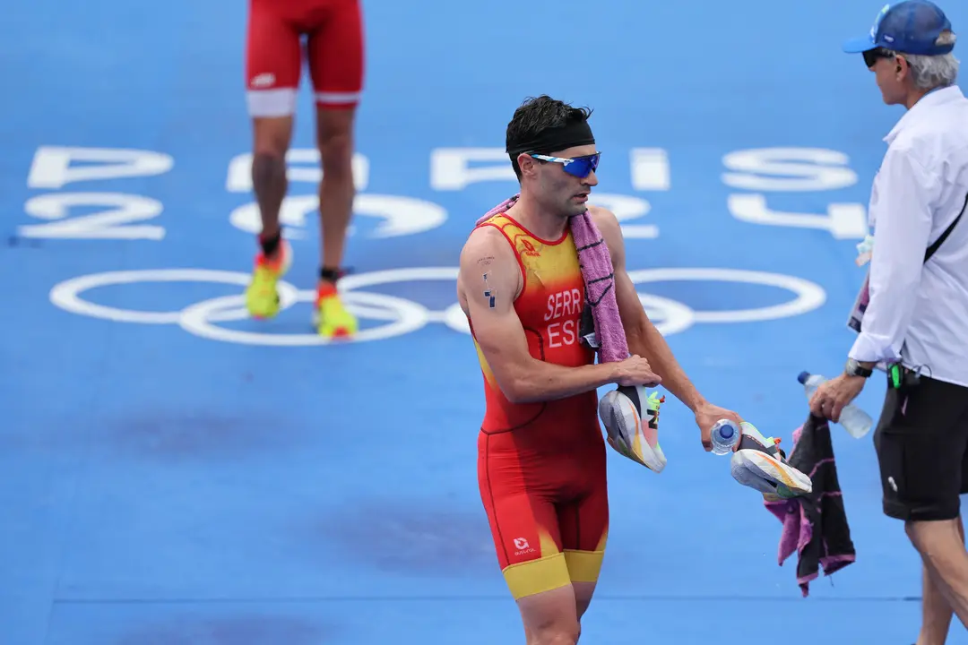 El triatleta gallego Antonio Serrat, tras cruzar la meta en la prueba de triatl&oacute;n masculino. EFE/ Miguel Guti&eacute;rrez