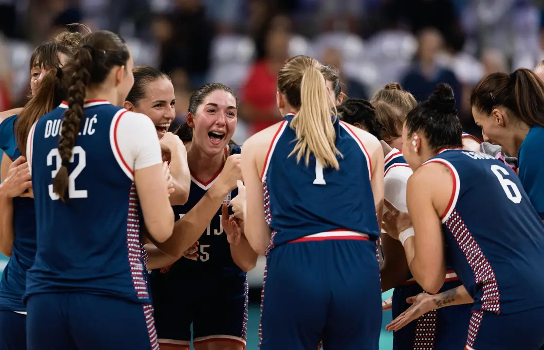 La selecci&oacute;n de Serbia celebra su triunfo sobre China. EFE/EPA/ALEX PLAVEVSKI