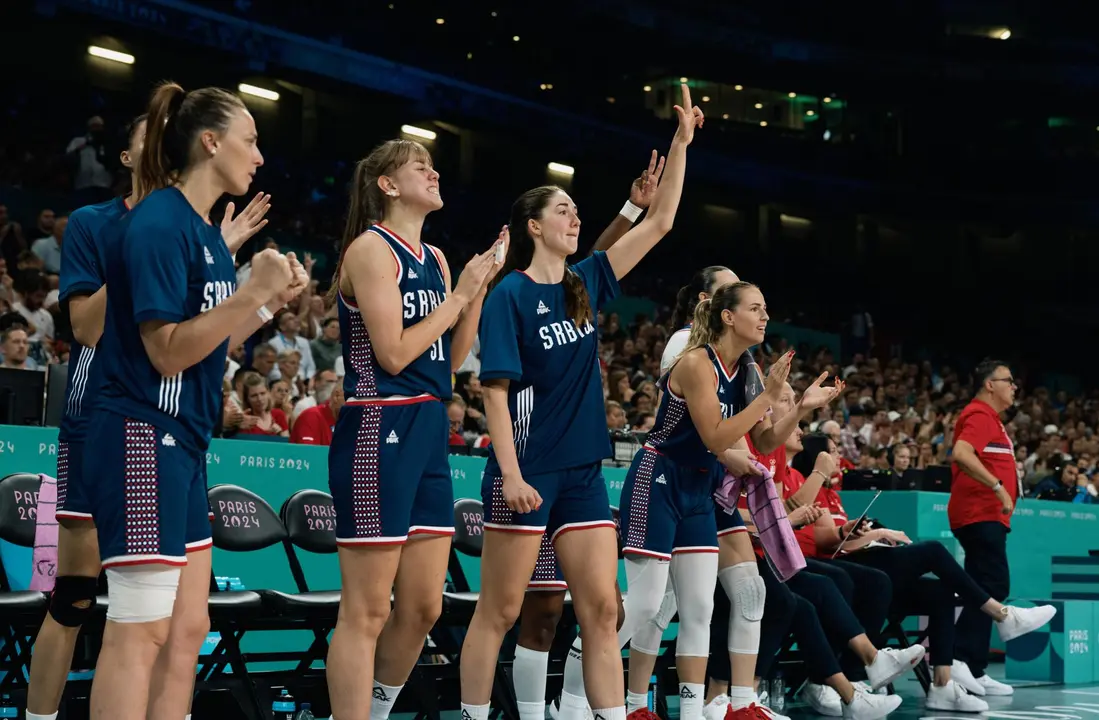La selecci&oacute;n de Serbia celebra su triunfo sobre China.en el Pierre Mauroy Stadium en Villeneuve-d'Ascq, Francia. EFE/EPA/ALEX PLAVEVSKI