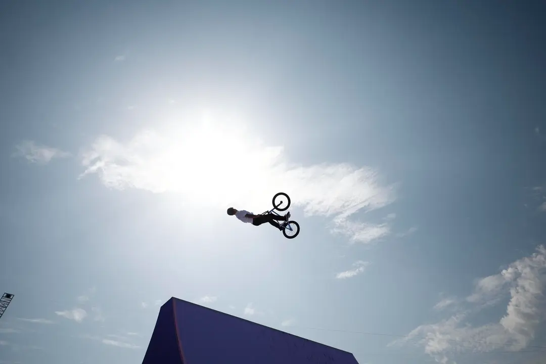 El ciclista Jos&eacute; 'Maligno' Torres en la La Concorde en Par&iacute;s, Francia. EFE/EPA/YOAN VALAT