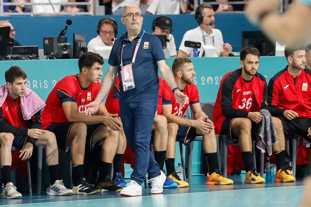 El entrenador espa&ntilde;ol Jordi Ribera durante el partido de la ronda preliminar del grupo A de balonmano celebrado en el marco de los Juegos Ol&iacute;mpicos, este mi&eacute;rcoles, en Par&iacute;s, Francia. EFE/ Miguel To&ntilde;a
