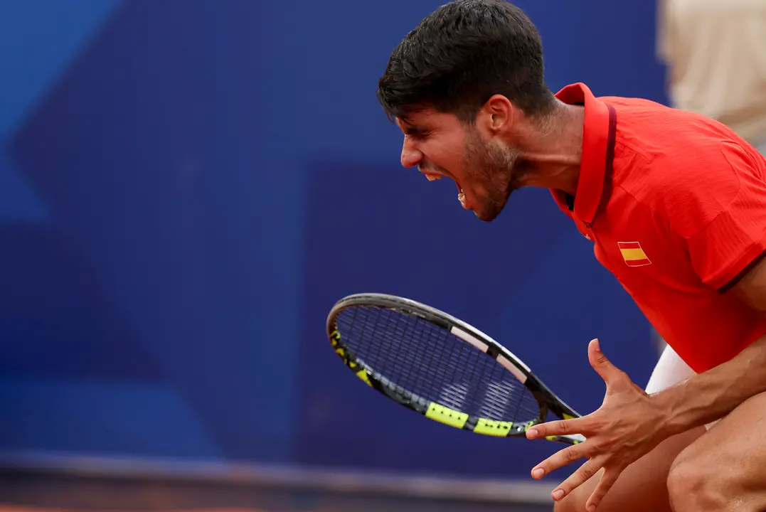 El tenista espa&ntilde;ol Carlos Alcaraz durante su partido de tercera ronda del torneo individual masculino de tenis de los Juegos Ol&iacute;mpicos de Par&iacute;s 2024 disputado contra el ruso Roman Safiullin en el complejo de tenis Roland Garros de Par&iacute;s. EFE/ Juanjo Mart&iacute;n