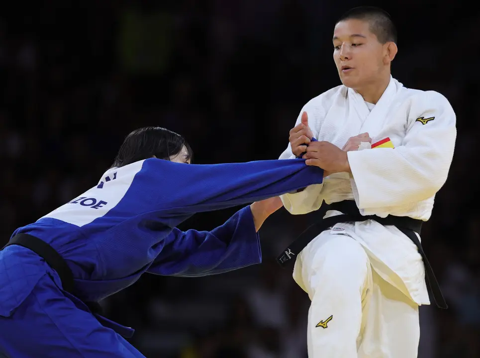 La judoca espa&ntilde;ola Ai Tsunoda Roustant en el combate de repasca ante la japonesa Saki Niizoe (azul) en la categor&iacute;a -70kg en los Campos de Martes en Paris. EFE/EPA/TERESA SUAREZ