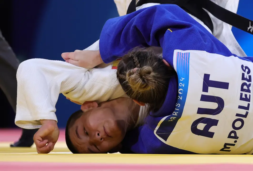 La austriaca Michaela Polleres (azul)) y la espa&ntilde;ola Ai Tsunoda Roustant (blanco) en acci&oacute;n durante la categor&iacute;a -70kg en los Campos de Marte de Par&iacute;s, Fancia. EFE/EPA/TERESA SUAREZ