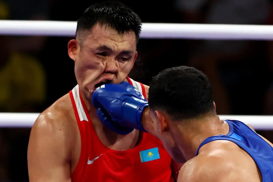 El kazaja Kamshybek Kunkabayev (rojo) sufre el atque del espa&ntilde;ol Ayoub Ghadfa Drissi El Aissaoui en Villepinte,Francia. EFE/EPA/DIVYAKANT SOLANKI