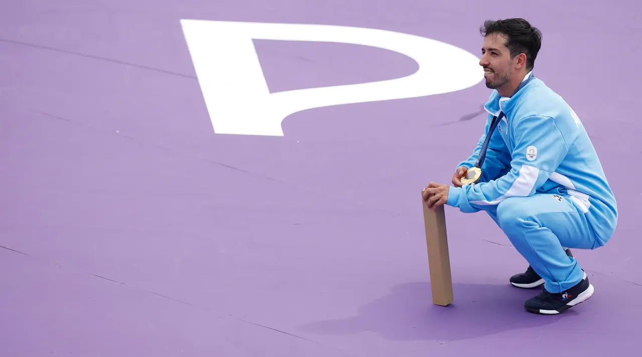 El argentino Jose Torres durante la final de BMX estilo libre en La Concorde en Par&iacute;s, Francia.  EFE/EPA/YOAN VALAT