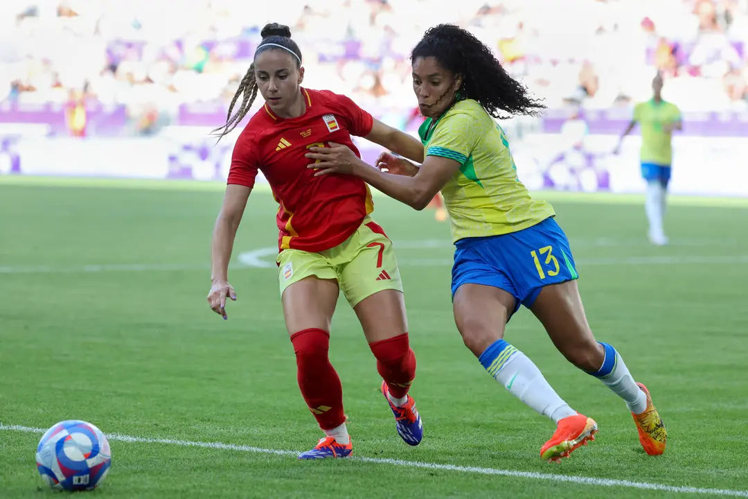 La jugadora Athenea del Castillo (I) en acci&oacute;n ante la brasiel&ntilde;a Yasmin en el &uacute;ltimo partido del grupo que han jugado Espa&ntilde;a y Brasil en Burdeos, Francia. EFE/ Kiko Huesca