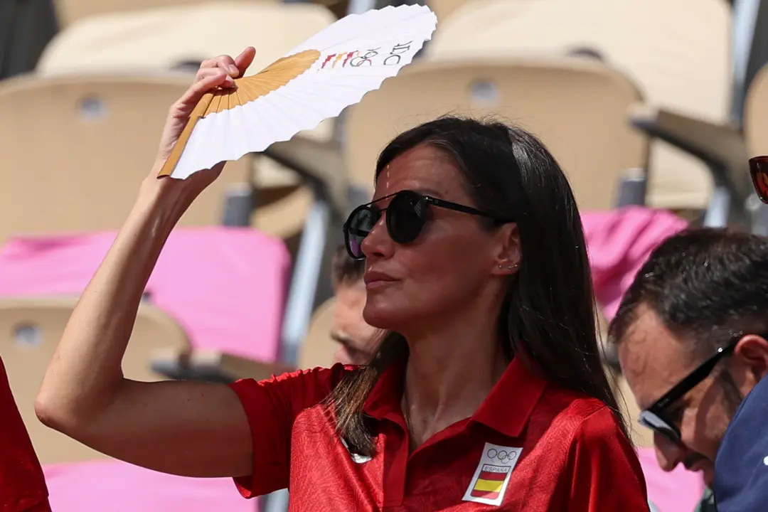 La reina Letizia asiste al partido de cuartos de final entre el estadounidense Tommy Paul y el espa&ntilde;ol Carlos Alcaraz en el marco de los Juegos Ol&iacute;mpicos Par&iacute;s 2024, este jueves, en la capital francesa. EFE/ Juanjo Martin