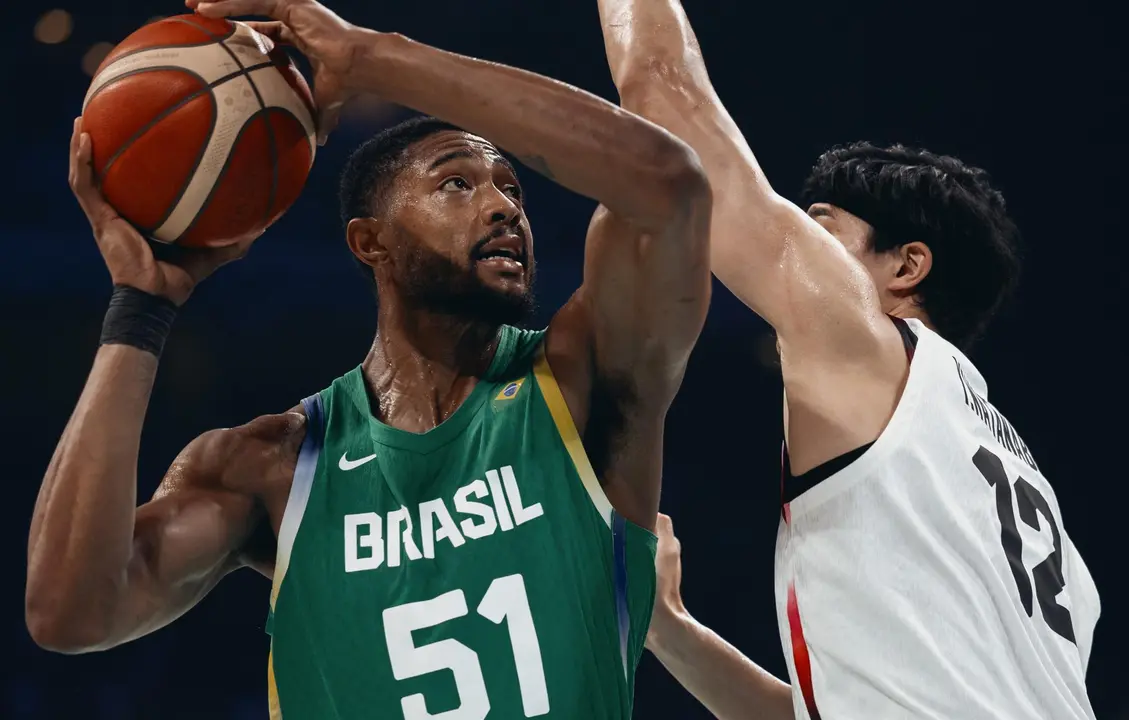 El brasile&ntilde;o Bruno Caboclo of Brazil ante el japon&eacute;s Yuta Watanabe durante el partido de este viernes. EFE/EPA/ALEX PLAVEVSKI