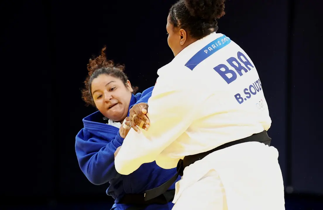 L judoca nicarag&uuml;ense Izayana Marenco (azul) durante su combate con la brasile&ntilde;a Beatriz Souza. EFE/EPA/DANIEL IRUNGU