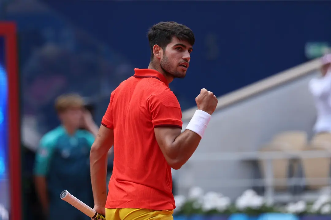 El tenista espa&ntilde;ol Carlos Alcaraz celebra un punto ganado ante el canadiense Felix Auger-Aliassime durante su partido de semifinales de los juegos ol&iacute;mpicos de Par&iacute;s 2024. EFE/ Juanjo Mart&iacute;n