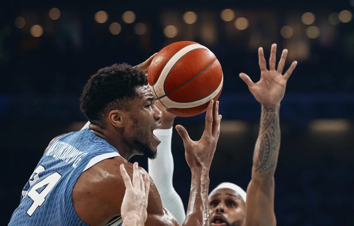 Giannis Antetokounmpo, de Grecia, en acci&oacute;n durante el partido del Grupo A contra Australia en los Juegos Ol&iacute;mpicos de Par&iacute;s 2024. EFE/EPA/ALEX PLAVEVSKI