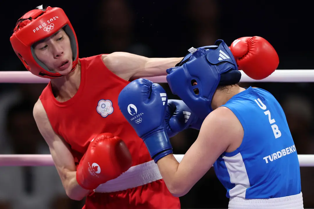 La boxeadora Yu Ting Lin (rojo), de Taipei, se enfrenta a la uzbeca Sitora Turdibekova durante su combate de boxeo femenino de 57kg de los Juegos Ol&iacute;mpicos de Par&iacute;s 2024 este viernes. EFE/ Miguel Guti&eacute;rrez