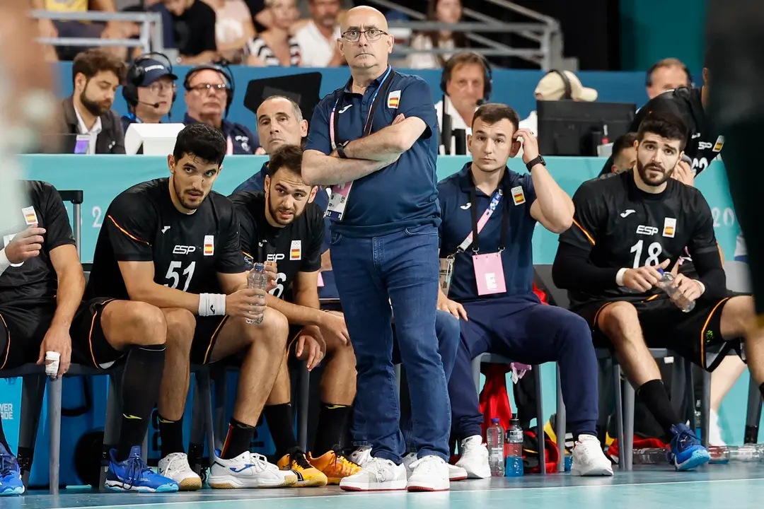 El entrenador de Espa&ntilde;a Jordi Ribera (c) durante el partido de balonmano ante Alemania. EFE/ Miguel To&ntilde;a