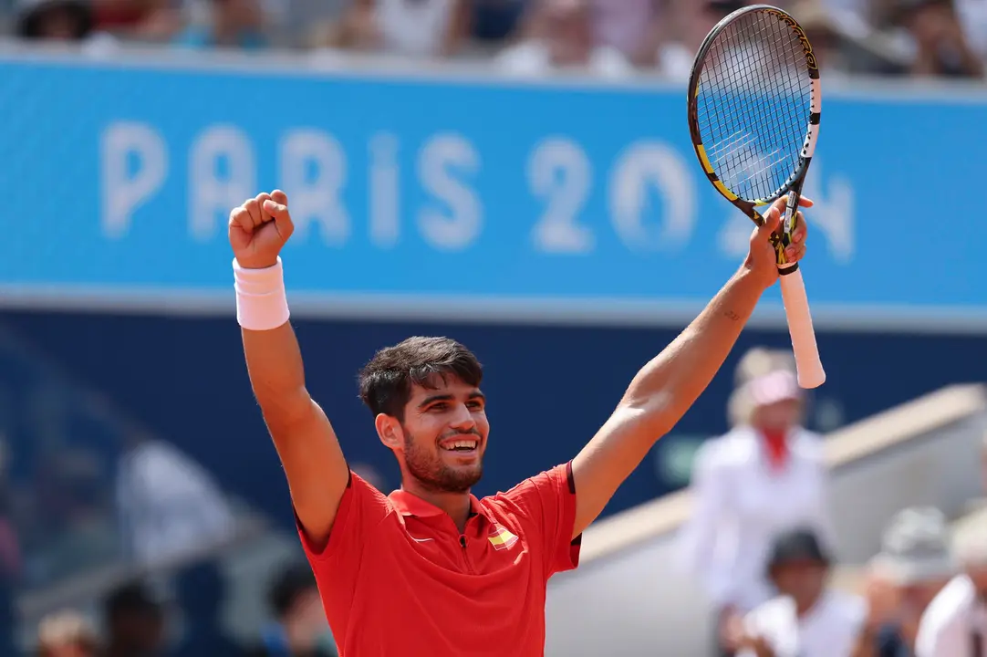 Carlos Alcaraz celebra la clasificaci&oacute;n a la final del torneo de tenis de los Juegos Ol&iacute;mpicos de Par&iacute;s 2024 tras ganar al canadiense Felix Auger-Aliassime. EFE/ Juanjo Mart&iacute;n