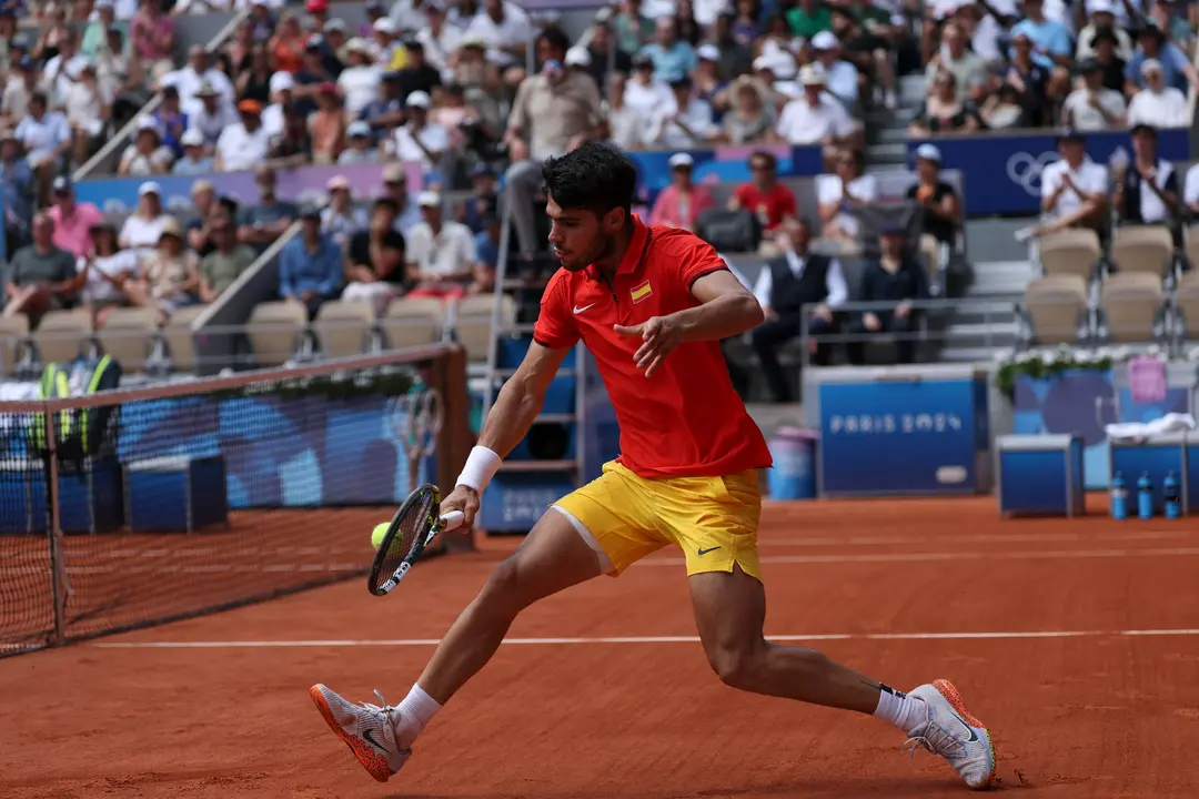 El tenista espa&ntilde;ol Carlos Alcaraz devuelve la bola al canadiense Felix Auger-Aliassime en el complejo Roland Garros de Par&iacute;s. EFE/ Juanjo Mart&iacute;n