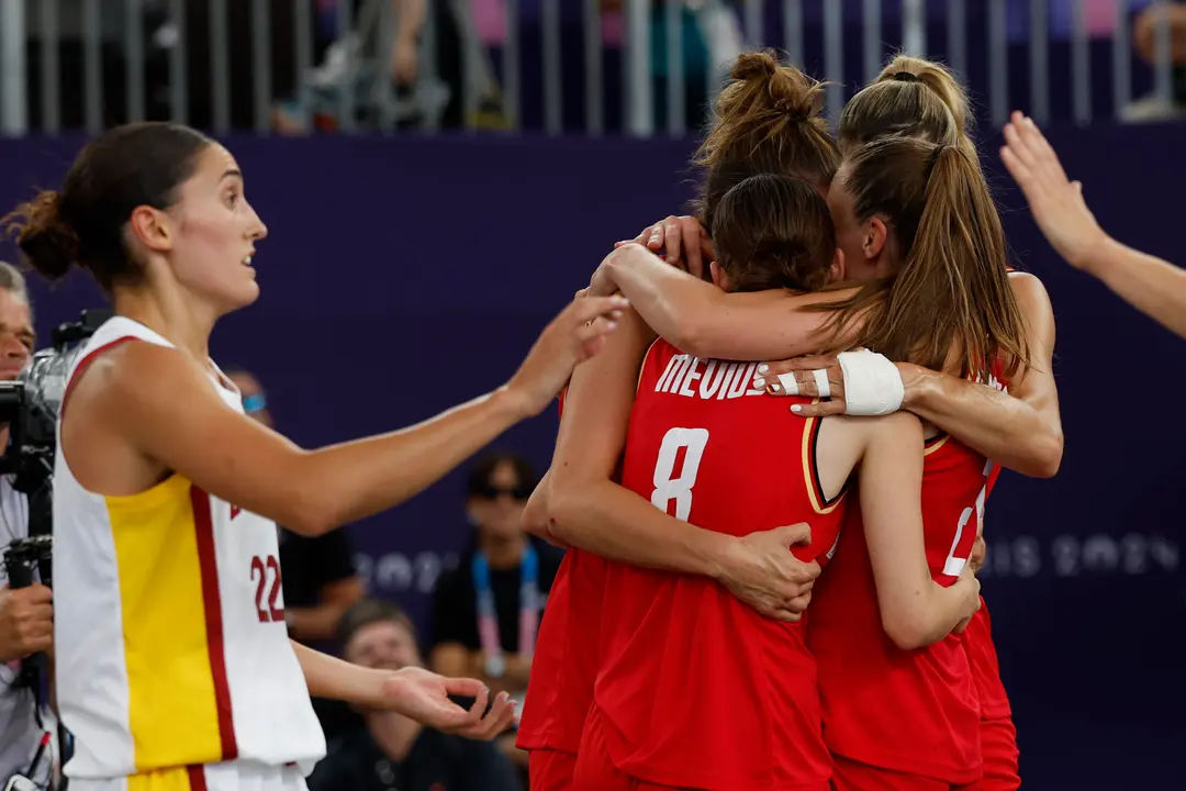 Las jugadoras de Alemania celebran la victoria por 15-18 ante Espa&ntilde;a, tras el partido de baloncesto femenino 3x3 celebrado entre Espa&ntilde;a y Alemania en los Juegos Ol&iacute;mpicos Par&iacute;s 2024 en el estadio de La Concorde de la capital gala.EFE/ Julio Mu&ntilde;oz