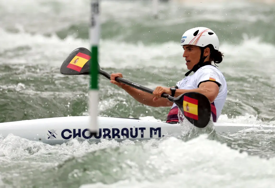 La espa&ntilde;ola Maialen Chourraut, en acci&oacute;n en el estadio N&aacute;utico de Vaires-sur-Marne, en Francia. EFE/ALI HAIDER