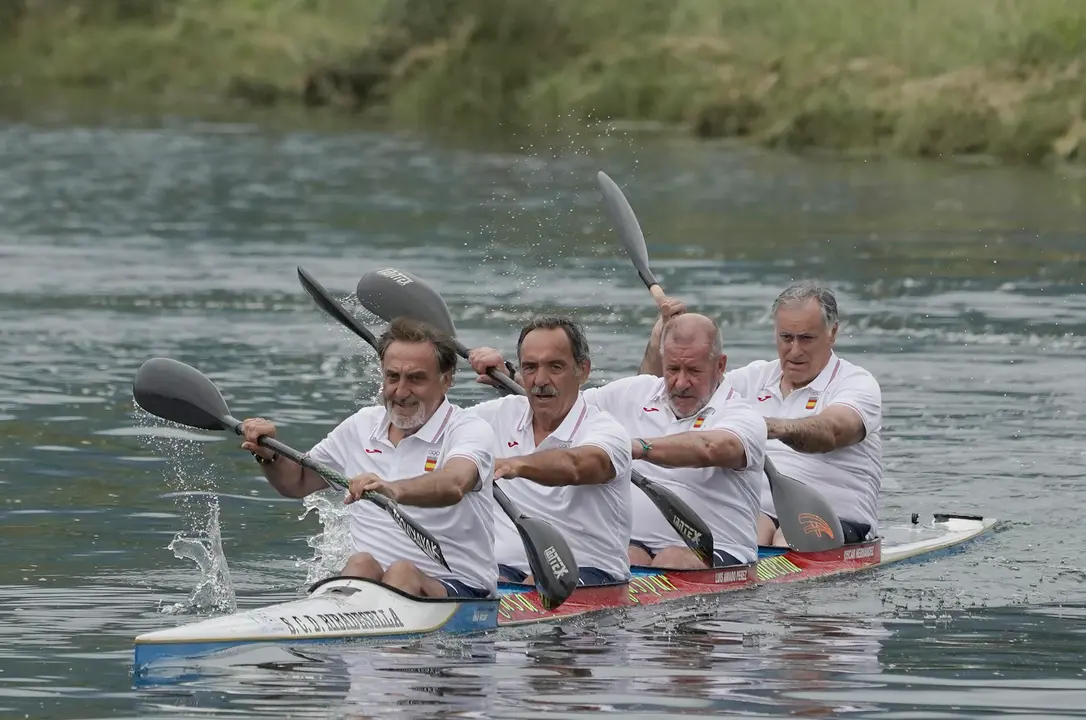 El famoso K4 formado por Herminio Men&eacute;ndez (i), Luis Gregorio Ramos Mision&eacute; (d), Jos&eacute; Mar&iacute;a Esteban Celorrio (i) y Jos&eacute; Ram&oacute;n L&oacute;pez D&iacute;az-Flor (2d) se re&uacute;ne en el Sella en un encuentro organizado por EFE para recordar la haza&ntilde;a que les llev&oacute; a ganar la plata en los Juegos Ol&iacute;mpicos de Montreal 76, remando en aguas del R&iacute;o Sella. EFE/Paco Paredes