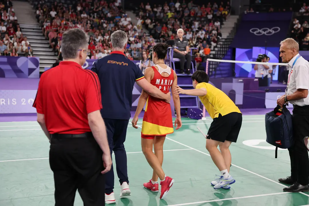 La jugadora espa&ntilde;ola Carolina Mar&iacute;n se retira tras lesionarse en su partido de semifinales de b&aacute;dminton de los Juegos Ol&iacute;mpicos de Par&iacute;s contra la china Bing Jiao He, en el pabell&oacute;n a Chapelle Arena. EFE/ Miguel Guti&eacute;rrez