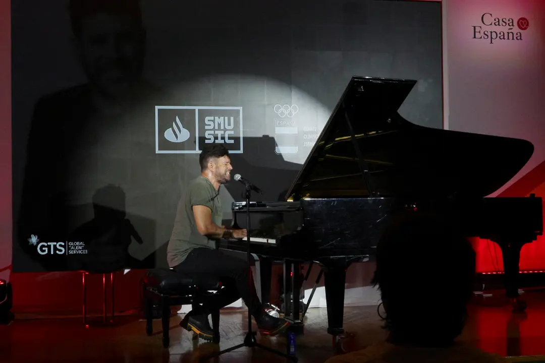 Actuaci&oacute;n del cantante espa&ntilde;ol Pablo L&oacute;pez para apoyar a los deportistas espa&ntilde;oles que participan en los Juegos Ol&iacute;mpicos en la Casa de Espa&ntilde;a en Par&iacute;s, en un acto organizado por el Comit&eacute; Ol&iacute;mpico Espa&ntilde;ol (COE) y Santander SMusic el s&aacute;bado 3 de agosto de 2024. EFE/Edgar Sapi&ntilde;a