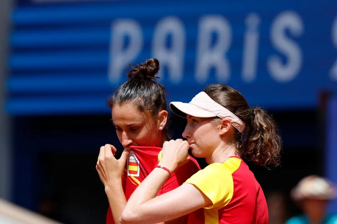 Las espa&ntilde;olas Cristina Bucsa (d) y Sara Sorribes (i) durante el partido ante las checas Karolina Muchova y Linda Noskova que les dio la medalla de bronce del dobles femenino de los Juegos Ol&iacute;mpicos Par&iacute;s 2024. EFE/Juanjo Mart&iacute;n