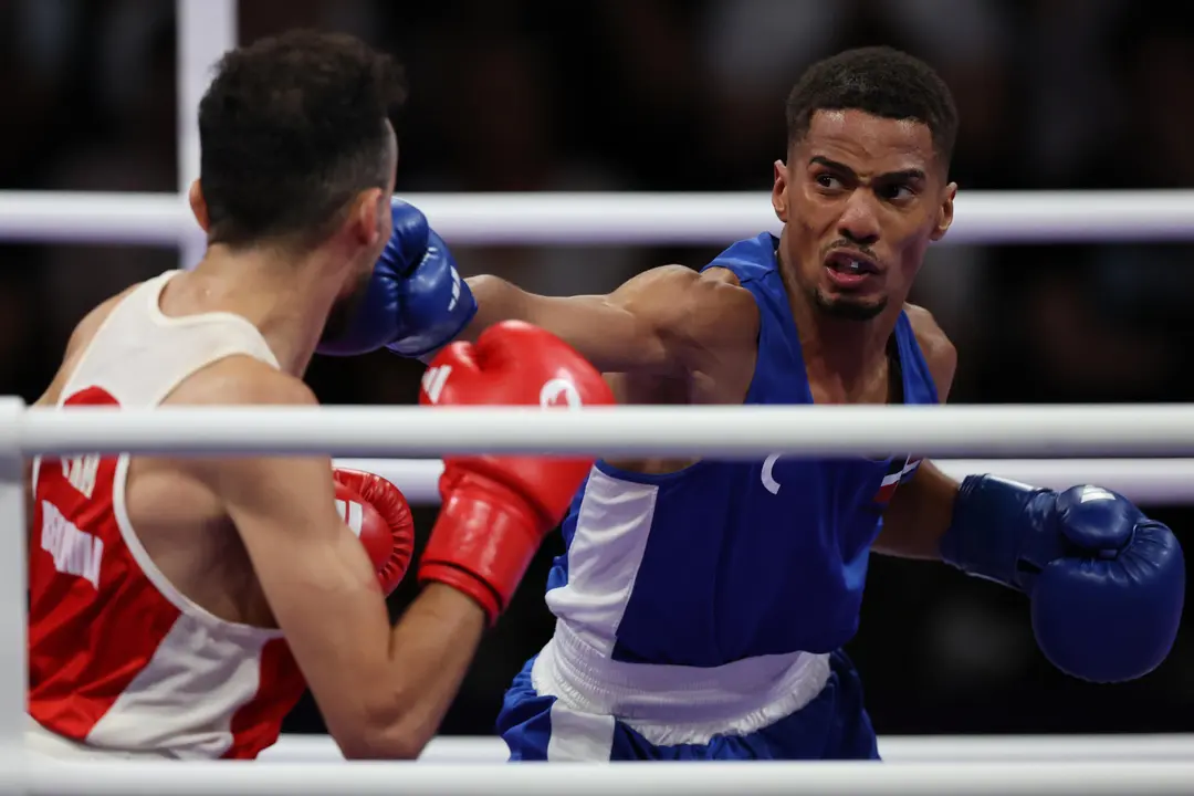 El boxeador dominicano Yunior Alc&aacute;ntara Reyes (d) durante su combate contra el franc&eacute;s Billal Bennama, de semifinales de 51kg de los Juegos Ol&iacute;mpicos de Par&iacute;s 2024. EFE/ Miguel Guti&eacute;rrez