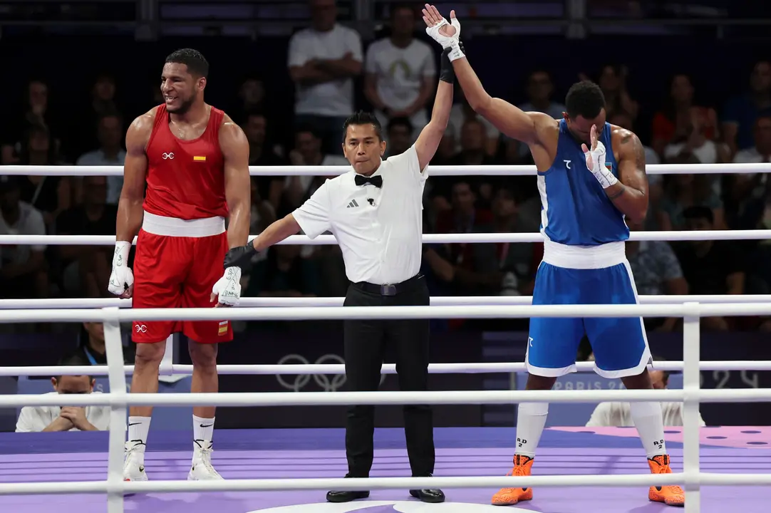 El boxeador azerbaiyano Loren Berto Alfonso Dom&iacute;nguez (azul) se impone al espa&ntilde;ol Enmanuel Reyes Pla (rojo) en su combate de semifinales de 92kg masculino de los Juegos Ol&iacute;mpicos de Par&iacute;s 2024 este domingo en la capital gala. EFE/ Miguel Guti&eacute;rrez