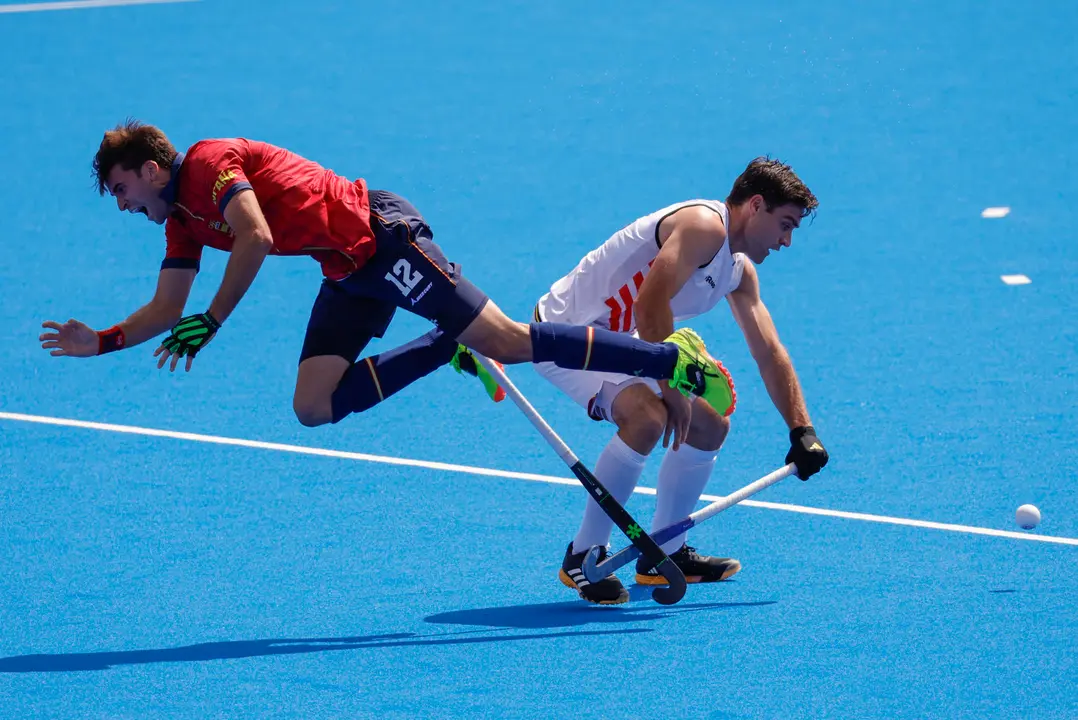 El jugador de la selecci&oacute;n espa&ntilde;ola masculina de Hockey Hierba Marc Reyne (L) cae ante el belga Thibeau Stockbroekx (R) durante el partido. EFE/Lavandeira Jr