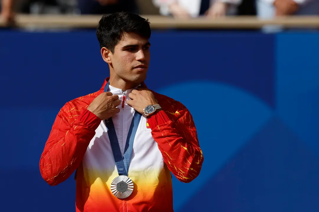 El tenista espa&ntilde;ol Carlos Alcaraz posa con la medalla de plata tras la final individual masculina de tenis de los Juegos Ol&iacute;mpicos de Par&iacute;s 2024 este domingo, en la capital gala. EFE/Juanjo Mart&iacute;n
