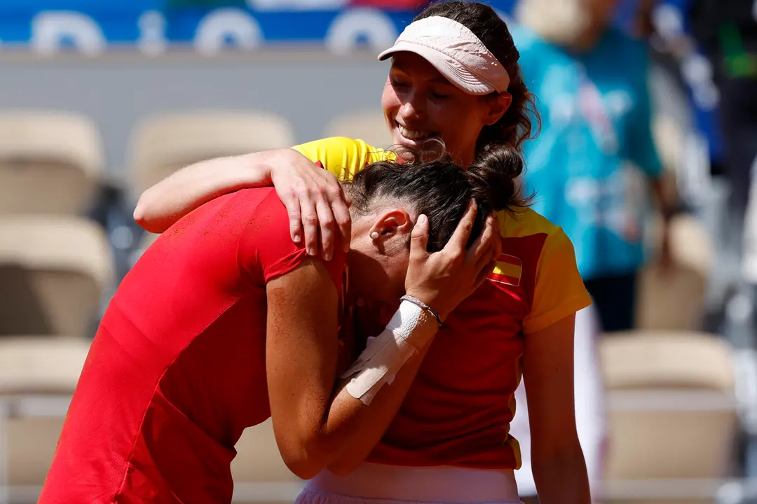 Las espa&ntilde;olas Cristina Bucsa (d) y Sara Sorribes (i) celebran tras ganar a las checas Karolina Muchova y Linda Noskova en el partido por la medalla de bronce de dobles femenino de los Juegos Ol&iacute;mpicos Par&iacute;s 2024 que celebra, este domingo, en la capital gala. EFE/Juanjo Mart&iacute;n