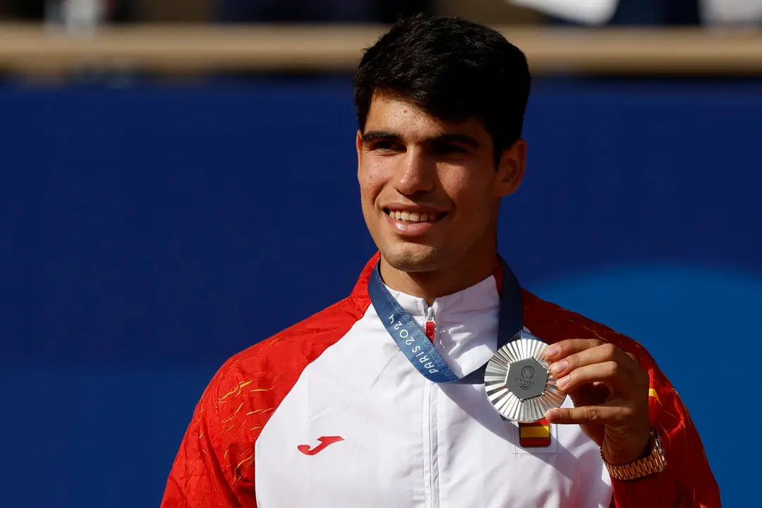 El tenista espa&ntilde;ol Carlos Alcaraz posa con la medalla de plata tras la final individual masculina de tenis de los Juegos Ol&iacute;mpicos de Par&iacute;s 2024 este domingo, en la capital gala. EFE/Juanjo Mart&iacute;n