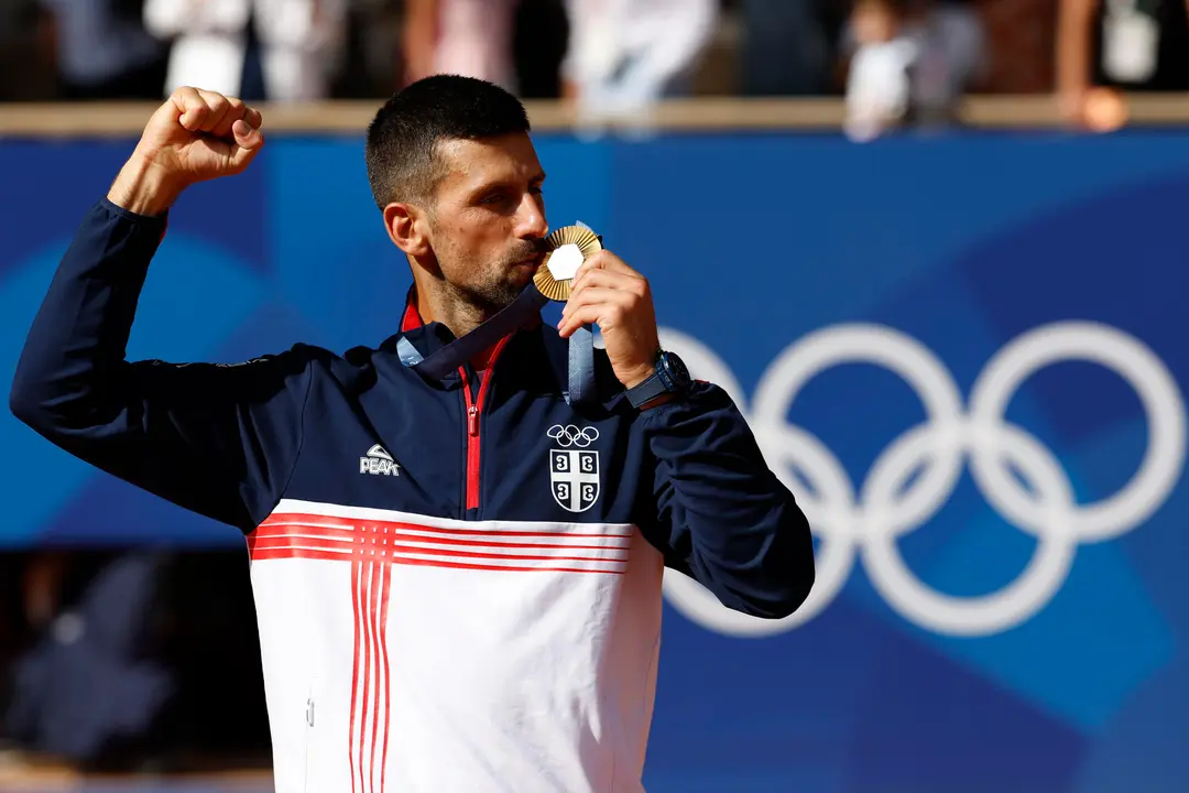 El tenista serbio Novak Djokovic posa con la medalla de oro en el podio tras la final individual masculina de tenis de los Juegos Ol&iacute;mpicos de Par&iacute;s 2024 este domingo, en la capital gala. EFE/Juanjo Mart&iacute;n