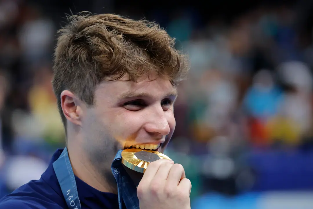El nadador estadounidense Bobby Finke posa con la medalla de oro en la final de 1500m Estilo libre masculino de los Juegos Ol&iacute;mpicos de Par&iacute;s 2024 este domingo, en Nanterre. EFE/Lavandeira Jr.