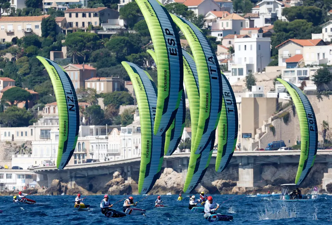 Mujeres compiten en la f&oacute;rmula kite en las aguas de Marsella, Francia. EFE/EPA/SEBASTIEN NOGIER