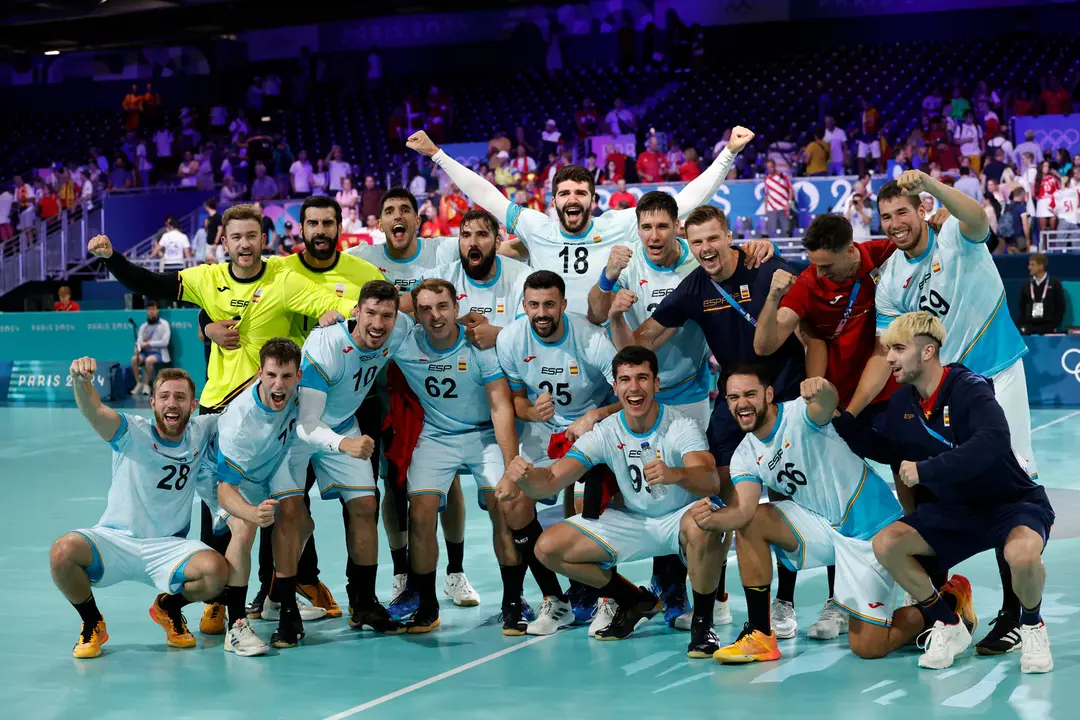 Los jugadores espa&ntilde;oles celebran la victoria ante Croacia durante el partido de ronda preliminar de balonmano masculino, entre Espa&ntilde;a y Croacia, en los Juegos Ol&iacute;mpicos Par&iacute;s 2024 que se celebra, este domingo, en la capital francesa. EFE/ Miguel To&ntilde;a